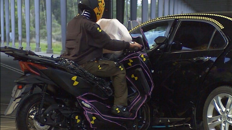 四輪パーツメーカーの豊田合成が二輪車用エアバッグの衝突試験を実施！……〈多事走論〉from Nom