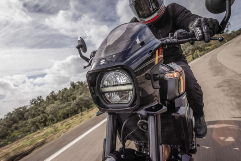 スズキ｜GSX-8TT｜輸出仕様｜2025年モデル｜【速報】スズキ新型車「GSX-8T / GSX-8TT」登場!! 昭和のロードスター/ロードレーサーをオマージュした本気のネオクラシック