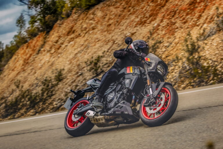 スズキ|GSX-8TT|輸出仕様|2025年モデル|【速報】スズキ新型車「GSX-8T / GSX-8TT」登場!! 昭和のロードスター/ロードレーサーをオマージュした本気のネオクラシック