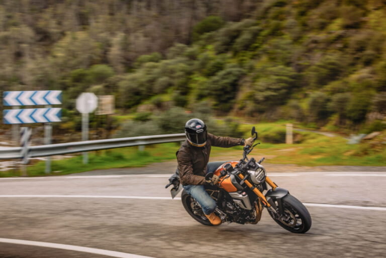 スズキ｜GSX-8T｜輸出仕様｜2025年モデル｜【速報】スズキ新型車「GSX-8T / GSX-8TT」登場!! 昭和のロードスター/ロードレーサーをオマージュした本気のネオクラシック