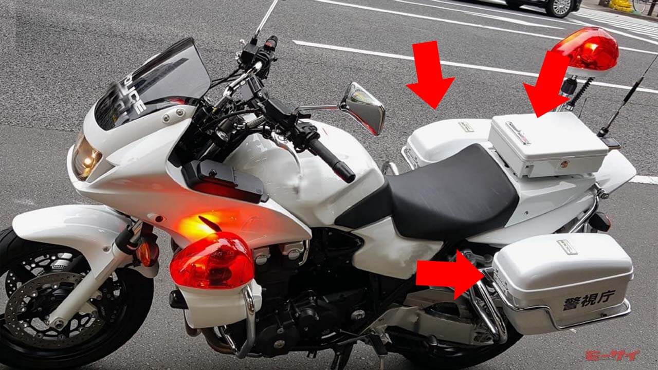 ｜「個人的なものと仕事道具は分けてるの？」白バイのシート後部、左右サイドボックスには何が入っている？【元白バイ隊員が教えます】