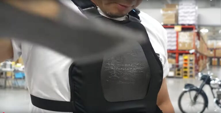 KOMINE KK-908 3D ドライカーボンチェストプロテクター|1mm厚なのに斧で叩いても人は無傷!? 耐久性と利便性が革新的なコミネ「3Dドライカーボンチェストプロテクター」