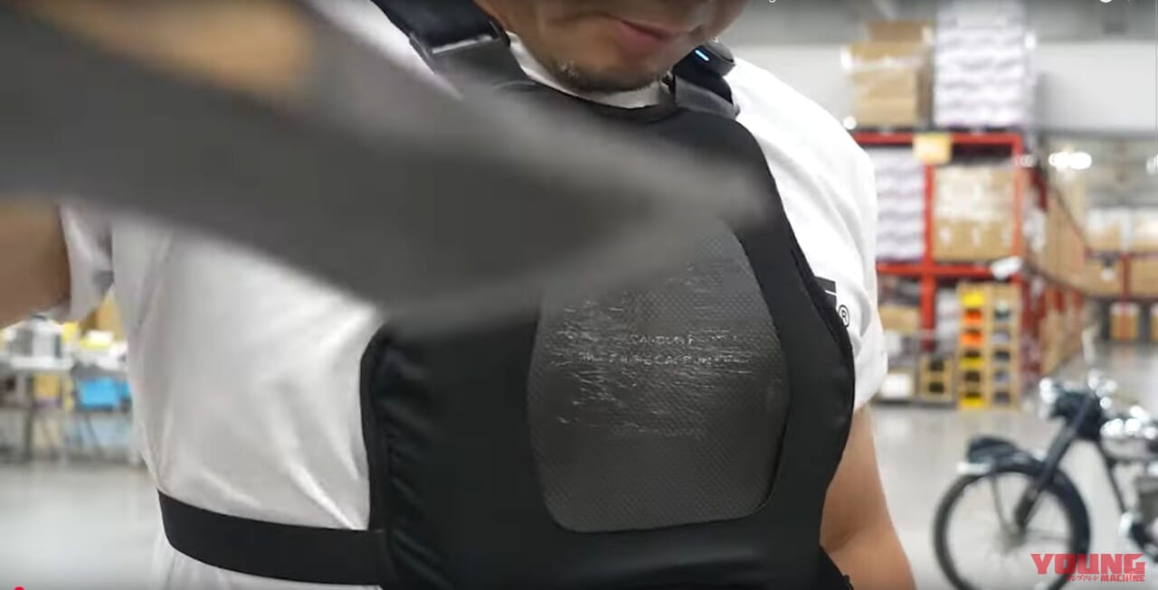 KOMINE KK-908 3D ドライカーボンチェストプロテクター|1mm厚なのに斧で叩いても人は無傷!? 耐久性と利便性が革新的なコミネ「3Dドライカーボンチェストプロテクター」