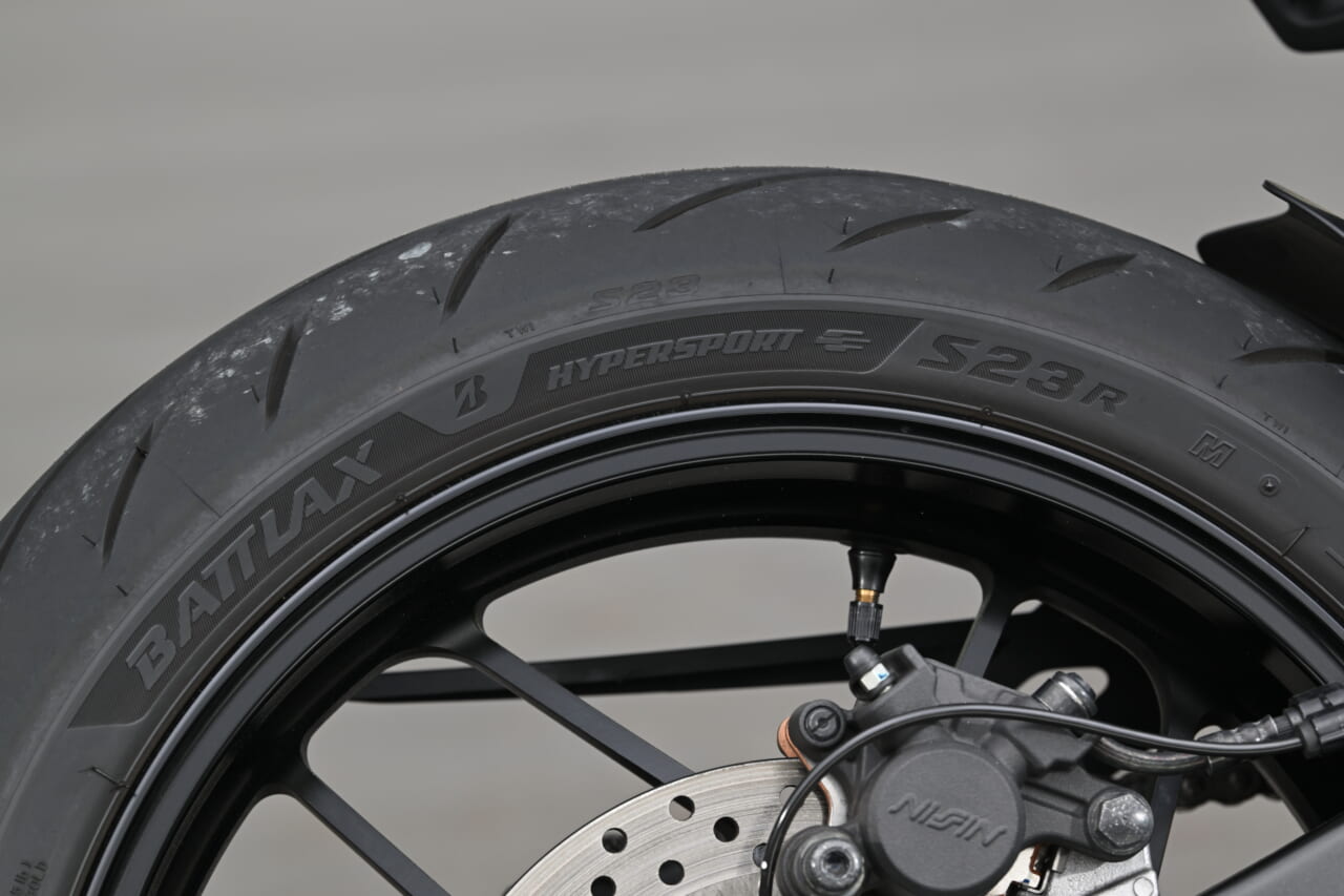 ヤマハ｜XSR900｜2025年モデル｜【日本仕様だけのアイボリーは9月30日までの受注生産!】ヤマハ「XSR900」2025年モデル試乗レポート