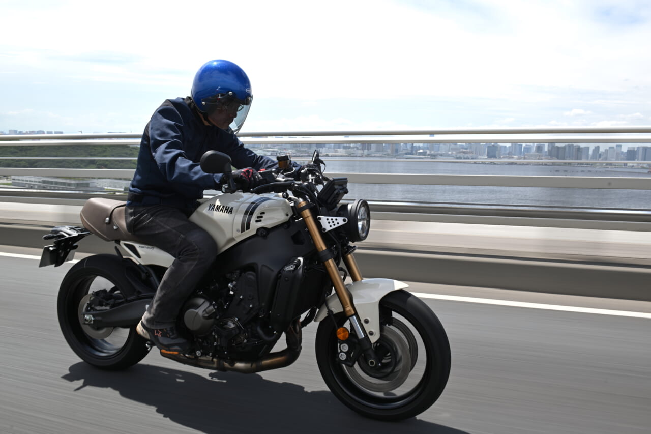 ヤマハ｜XSR900｜2025年モデル｜【日本仕様だけのアイボリーは9月30日までの受注生産!】ヤマハ「XSR900」2025年モデル試乗レポート