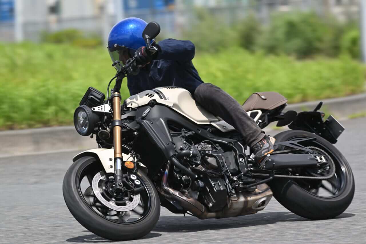 ヤマハ｜XSR900｜2025年モデル｜【日本仕様だけのアイボリーは9月30日までの受注生産!】ヤマハ「XSR900」2025年モデル試乗レポート