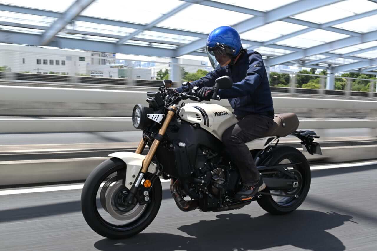 ヤマハ｜XSR900｜2025年モデル｜【日本仕様だけのアイボリーは9月30日までの受注生産!】ヤマハ「XSR900」2025年モデル試乗レポート