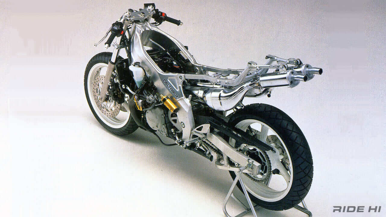 ヤマハ｜TZR250｜3MA｜1989｜「いわゆるサンマ」TZR250（3MA）の後方排気はレーシングマシンTZ250の旋回安定確保が狙いだった