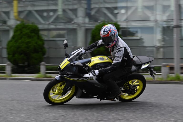 ヤマハ｜YZF-R15｜同時試乗で徹底比較だッ!! 同じヤマハの軽二輪だけど…YZF-R15とYZF-R25ってどう違う?【街中メインで試乗してみた!!】