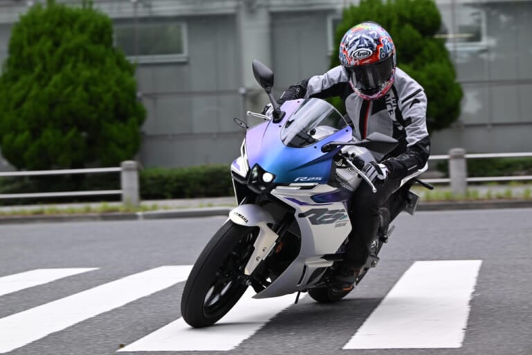 ヤマハ｜YZF-R25｜同時試乗で徹底比較だッ!! 同じヤマハの軽二輪だけど…YZF-R15とYZF-R25ってどう違う?【街中メインで試乗してみた!!】
