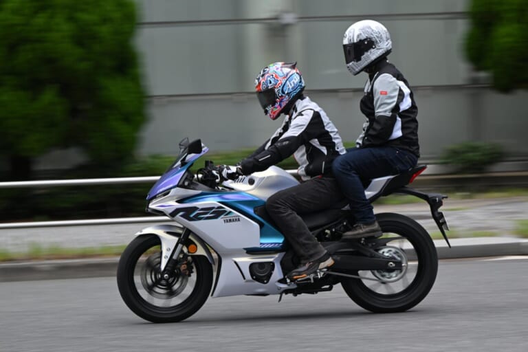 ヤマハ｜YZF-R25｜YZF-R15｜同時試乗で徹底比較だッ!! 同じヤマハの軽二輪だけど…YZF-R15とYZF-R25ってどう違う?【街中メインで試乗してみた!!】