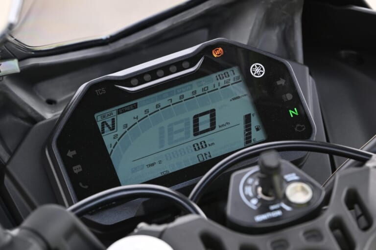 ヤマハ｜YZF-R25｜YZF-R15｜同時試乗で徹底比較だッ!! 同じヤマハの軽二輪だけど…YZF-R15とYZF-R25ってどう違う?【街中メインで試乗してみた!!】