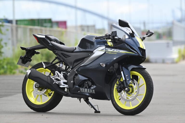 ヤマハ｜YZF-R15｜同時試乗で徹底比較だッ!! 同じヤマハの軽二輪だけど…YZF-R15とYZF-R25ってどう違う?【街中メインで試乗してみた!!】