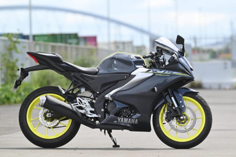 ヤマハ｜YZF-R15｜同時試乗で徹底比較だッ!! 同じヤマハの軽二輪だけど…YZF-R15とYZF-R25ってどう違う?【街中メインで試乗してみた!!】