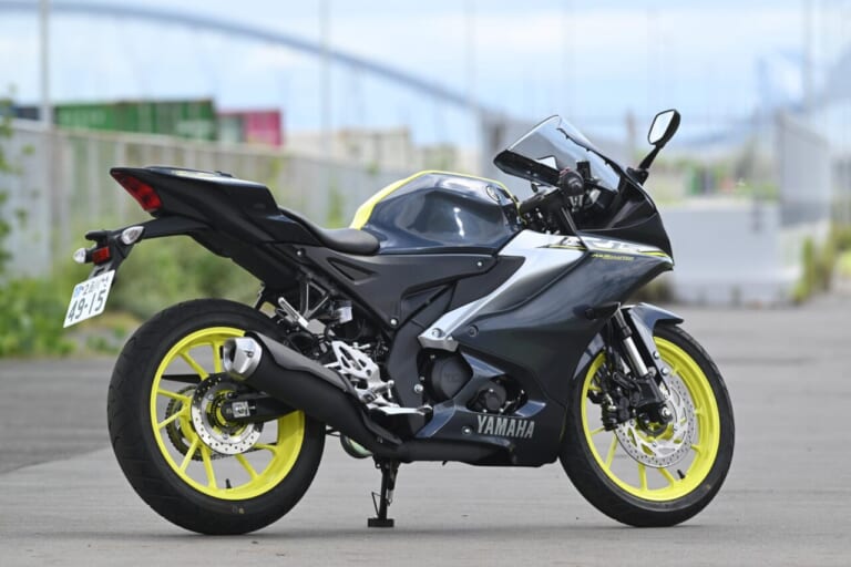 ヤマハ｜YZF-R15｜同時試乗で徹底比較だッ!! 同じヤマハの軽二輪だけど…YZF-R15とYZF-R25ってどう違う?【街中メインで試乗してみた!!】