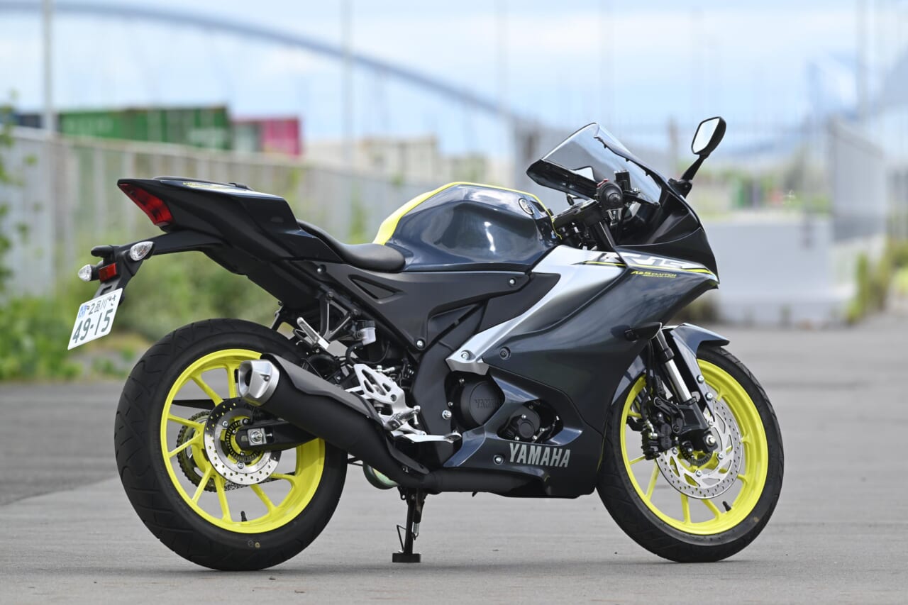 ヤマハ｜YZF-R15｜同時試乗で徹底比較だッ!! 同じヤマハの軽二輪だけど…YZF-R15とYZF-R25ってどう違う?【街中メインで試乗してみた!!】