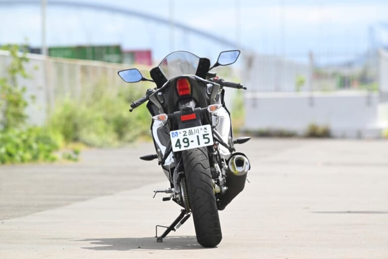 ヤマハ｜YZF-R15｜同時試乗で徹底比較だッ!! 同じヤマハの軽二輪だけど…YZF-R15とYZF-R25ってどう違う?【街中メインで試乗してみた!!】