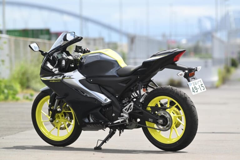 ヤマハ｜YZF-R15｜同時試乗で徹底比較だッ!! 同じヤマハの軽二輪だけど…YZF-R15とYZF-R25ってどう違う?【街中メインで試乗してみた!!】