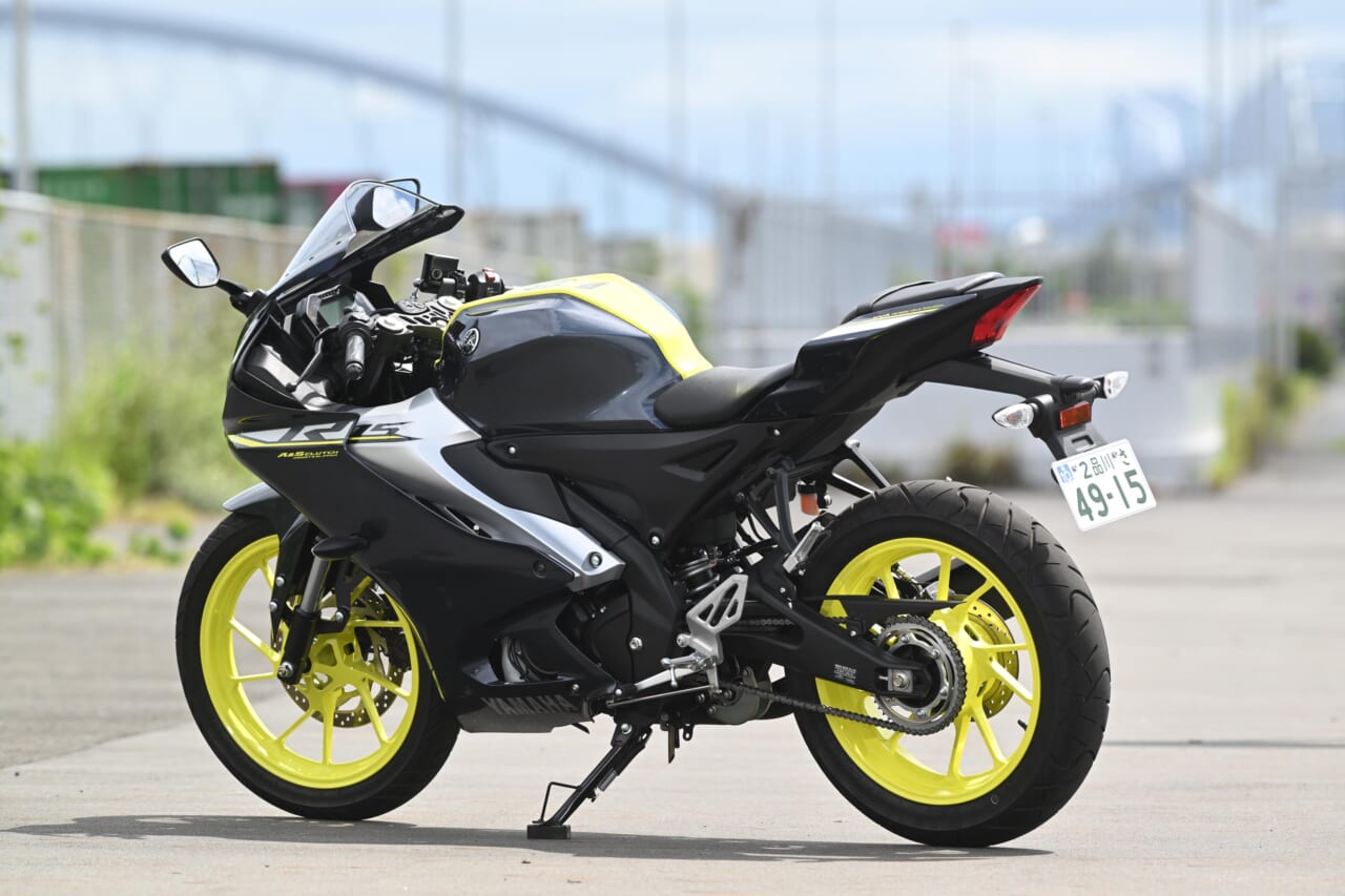 ヤマハ｜YZF-R15｜同時試乗で徹底比較だッ!! 同じヤマハの軽二輪だけど…YZF-R15とYZF-R25ってどう違う?【街中メインで試乗してみた!!】