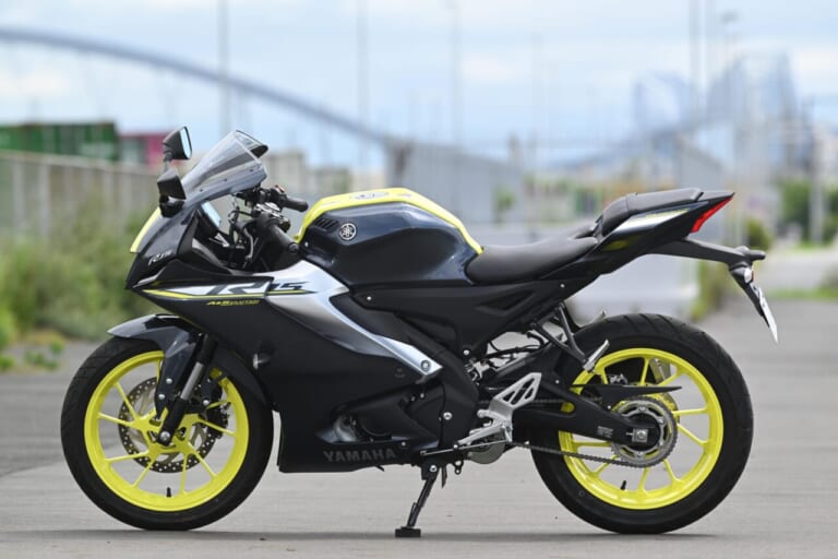 ヤマハ｜YZF-R15｜同時試乗で徹底比較だッ!! 同じヤマハの軽二輪だけど…YZF-R15とYZF-R25ってどう違う?【街中メインで試乗してみた!!】