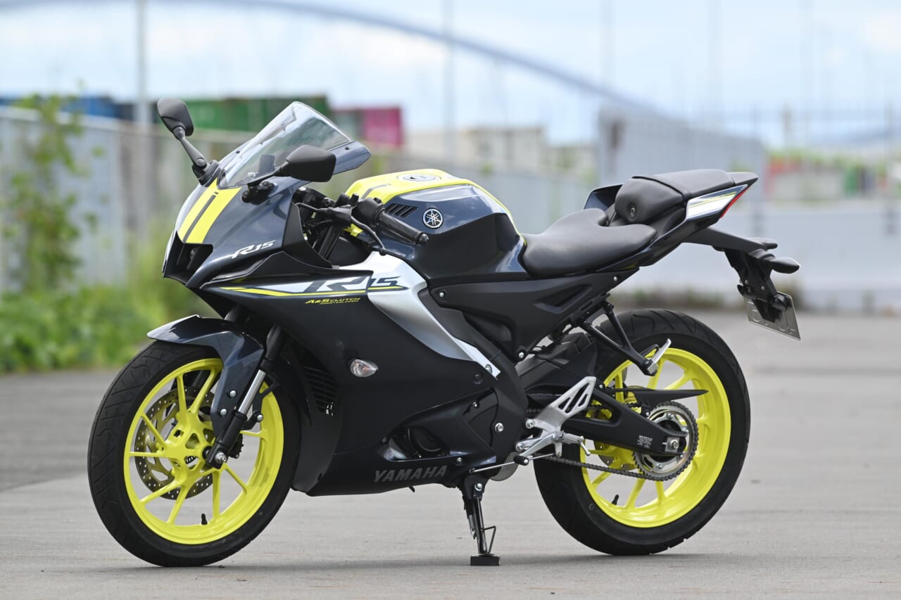 ヤマハ｜YZF-R15｜同時試乗で徹底比較だッ!! 同じヤマハの軽二輪だけど…YZF-R15とYZF-R25ってどう違う?【街中メインで試乗してみた!!】