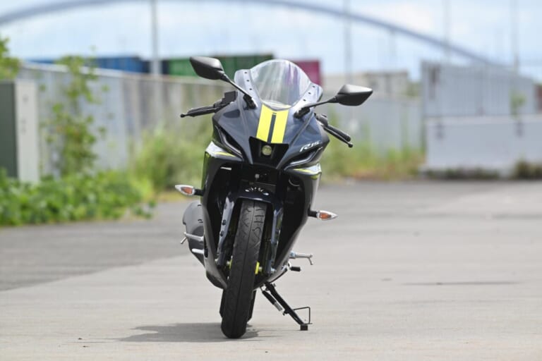 ヤマハ｜YZF-R15｜同時試乗で徹底比較だッ!! 同じヤマハの軽二輪だけど…YZF-R15とYZF-R25ってどう違う?【街中メインで試乗してみた!!】