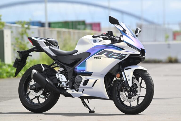 ヤマハ｜YZF-R25｜同時試乗で徹底比較だッ!! 同じヤマハの軽二輪だけど…YZF-R15とYZF-R25ってどう違う?【街中メインで試乗してみた!!】
