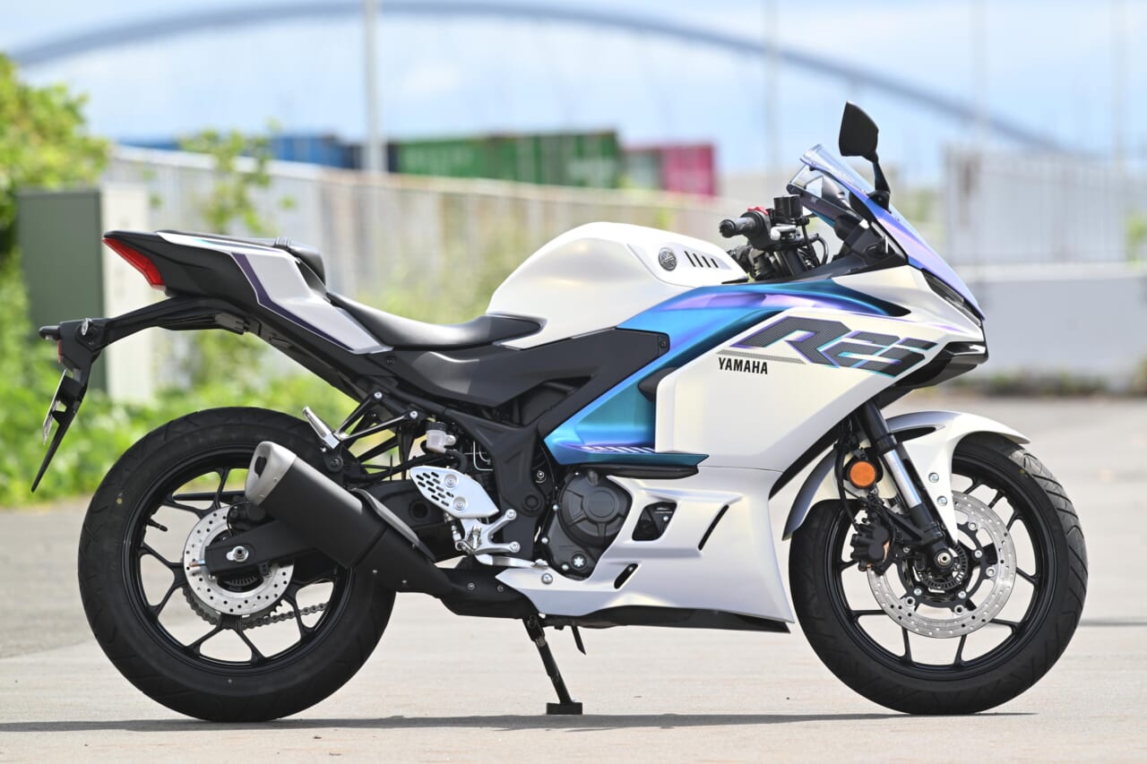｜同時試乗で徹底比較だッ!! 同じヤマハの軽二輪だけど…YZF-R15とYZF-R25ってどう違う?【街中メインで試乗してみた!!】