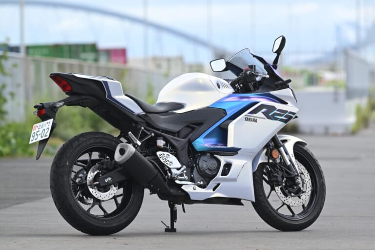 ヤマハ｜YZF-R25｜同時試乗で徹底比較だッ!! 同じヤマハの軽二輪だけど…YZF-R15とYZF-R25ってどう違う?【街中メインで試乗してみた!!】