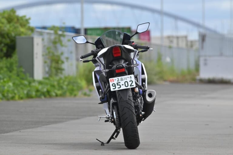 ヤマハ｜YZF-R25｜同時試乗で徹底比較だッ!! 同じヤマハの軽二輪だけど…YZF-R15とYZF-R25ってどう違う?【街中メインで試乗してみた!!】