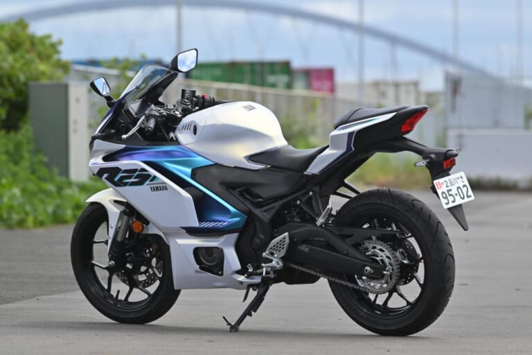 ヤマハ｜YZF-R25｜同時試乗で徹底比較だッ!! 同じヤマハの軽二輪だけど…YZF-R15とYZF-R25ってどう違う?【街中メインで試乗してみた!!】