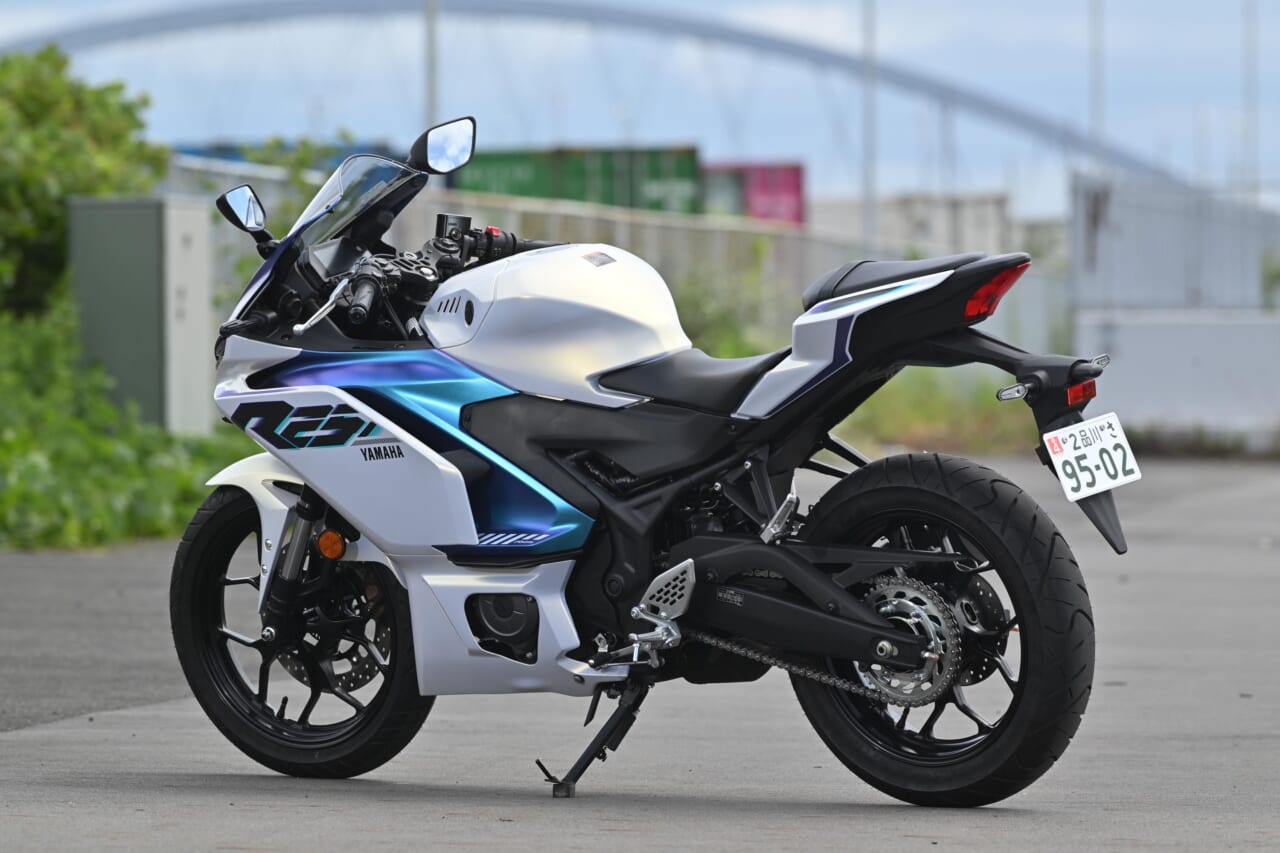 ヤマハ｜YZF-R25｜同時試乗で徹底比較だッ!! 同じヤマハの軽二輪だけど…YZF-R15とYZF-R25ってどう違う?【街中メインで試乗してみた!!】