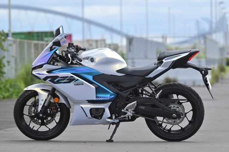 ヤマハ｜YZF-R25｜同時試乗で徹底比較だッ!! 同じヤマハの軽二輪だけど…YZF-R15とYZF-R25ってどう違う?【街中メインで試乗してみた!!】