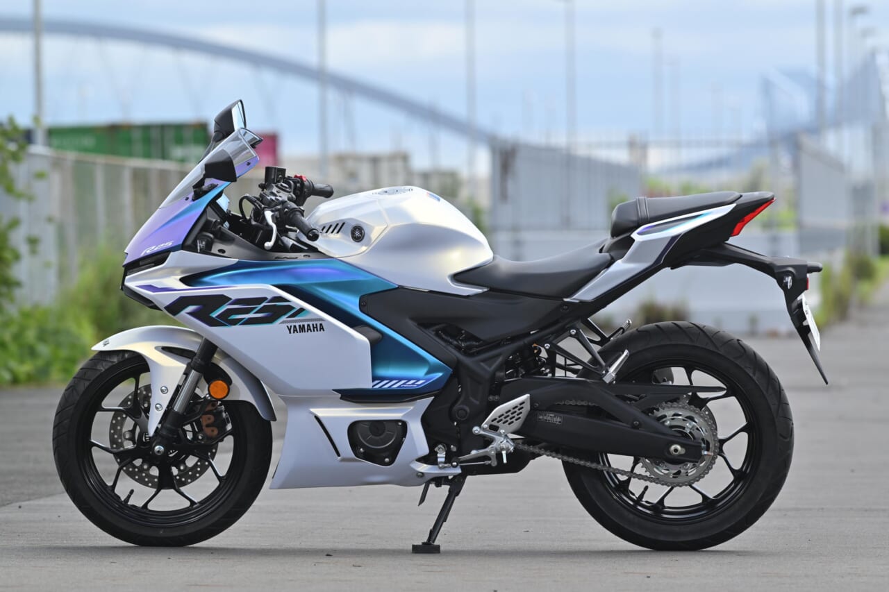 ヤマハ｜YZF-R25｜同時試乗で徹底比較だッ!! 同じヤマハの軽二輪だけど…YZF-R15とYZF-R25ってどう違う?【街中メインで試乗してみた!!】