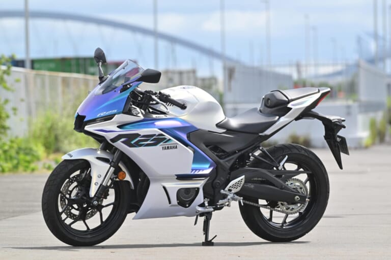 ヤマハ｜YZF-R25｜同時試乗で徹底比較だッ!! 同じヤマハの軽二輪だけど…YZF-R15とYZF-R25ってどう違う?【街中メインで試乗してみた!!】