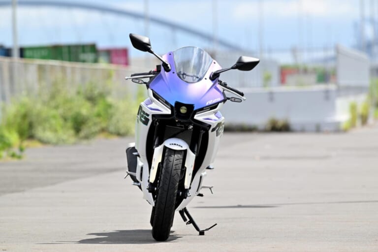 ヤマハ｜YZF-R25｜同時試乗で徹底比較だッ!! 同じヤマハの軽二輪だけど…YZF-R15とYZF-R25ってどう違う?【街中メインで試乗してみた!!】