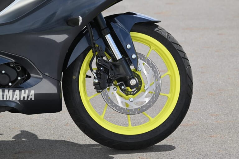 ヤマハ｜YZF-R25｜YZF-R15｜同時試乗で徹底比較だッ!! 同じヤマハの軽二輪だけど…YZF-R15とYZF-R25ってどう違う?【街中メインで試乗してみた!!】