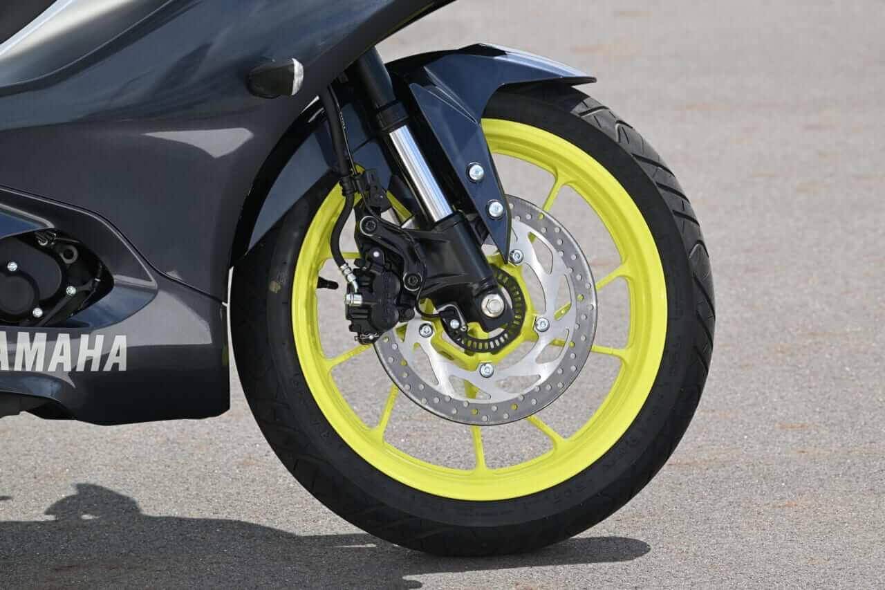 ｜同時試乗で徹底比較だッ!! 同じヤマハの軽二輪だけど…YZF-R15とYZF-R25ってどう違う?【街中メインで試乗してみた!!】