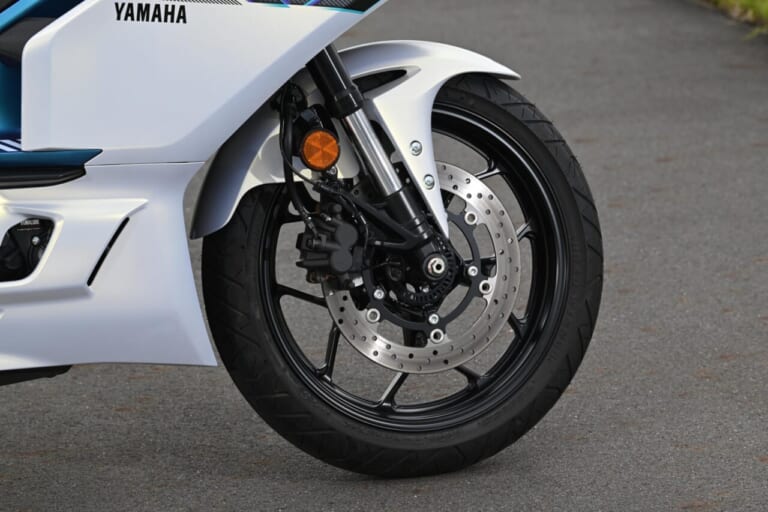 ヤマハ｜YZF-R25｜YZF-R15｜同時試乗で徹底比較だッ!! 同じヤマハの軽二輪だけど…YZF-R15とYZF-R25ってどう違う?【街中メインで試乗してみた!!】