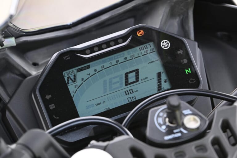 ヤマハ｜YZF-R25｜YZF-R15｜同時試乗で徹底比較だッ!! 同じヤマハの軽二輪だけど…YZF-R15とYZF-R25ってどう違う?【街中メインで試乗してみた!!】