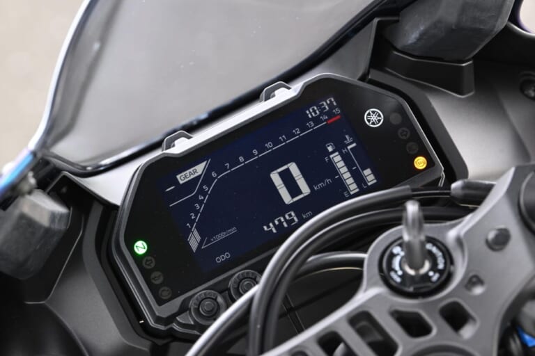 ヤマハ｜YZF-R25｜YZF-R15｜同時試乗で徹底比較だッ!! 同じヤマハの軽二輪だけど…YZF-R15とYZF-R25ってどう違う?【街中メインで試乗してみた!!】