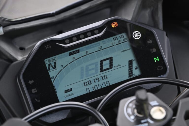 ヤマハ｜YZF-R25｜YZF-R15｜同時試乗で徹底比較だッ!! 同じヤマハの軽二輪だけど…YZF-R15とYZF-R25ってどう違う?【街中メインで試乗してみた!!】