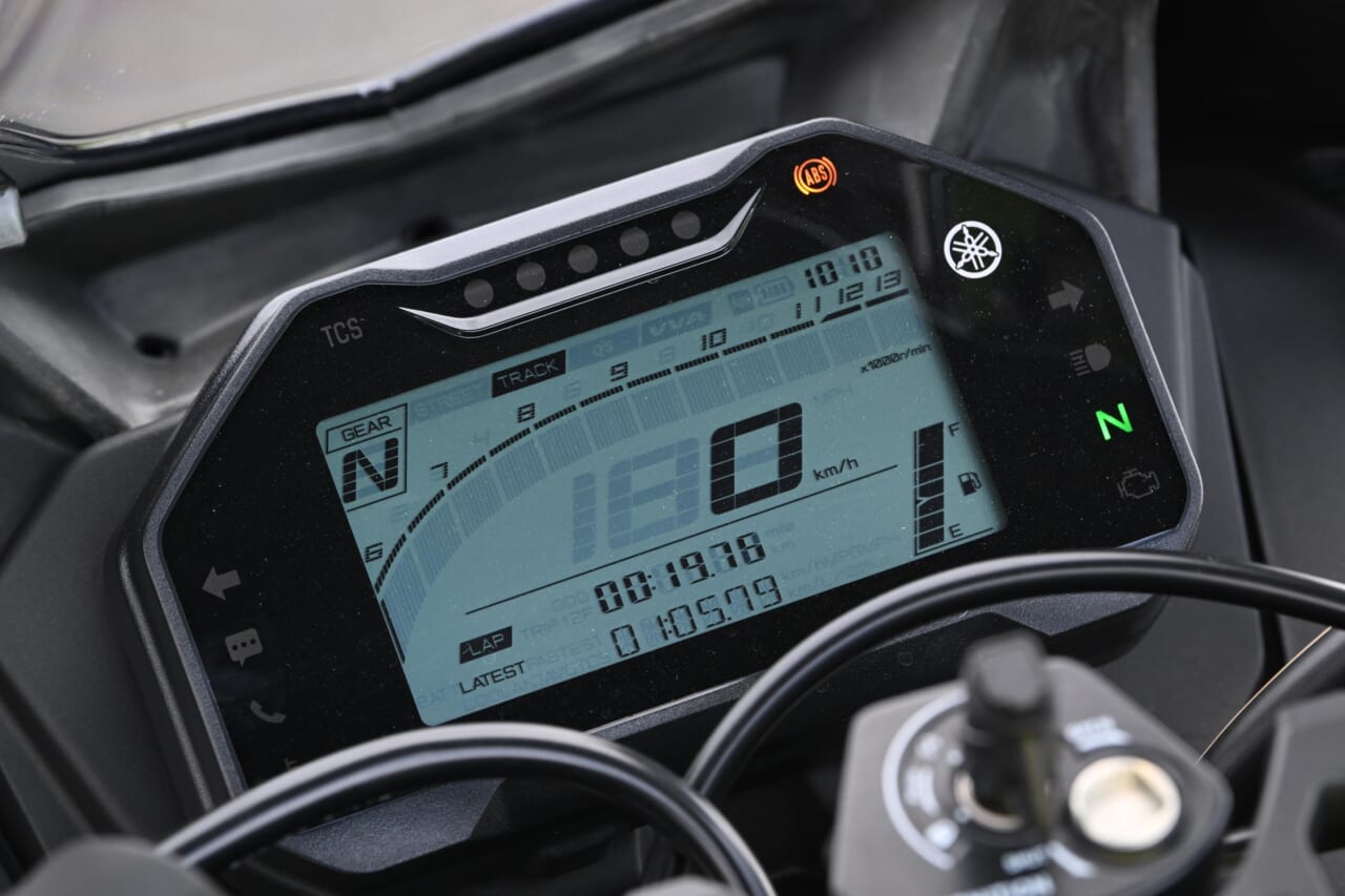 ｜同時試乗で徹底比較だッ!! 同じヤマハの軽二輪だけど…YZF-R15とYZF-R25ってどう違う?【街中メインで試乗してみた!!】