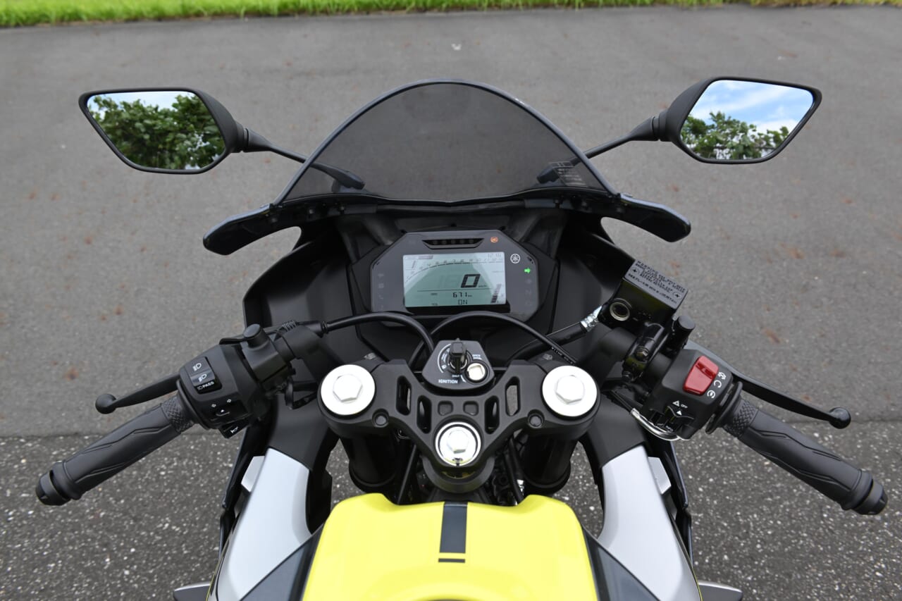 ｜同時試乗で徹底比較だッ!! 同じヤマハの軽二輪だけど…YZF-R15とYZF-R25ってどう違う?【街中メインで試乗してみた!!】