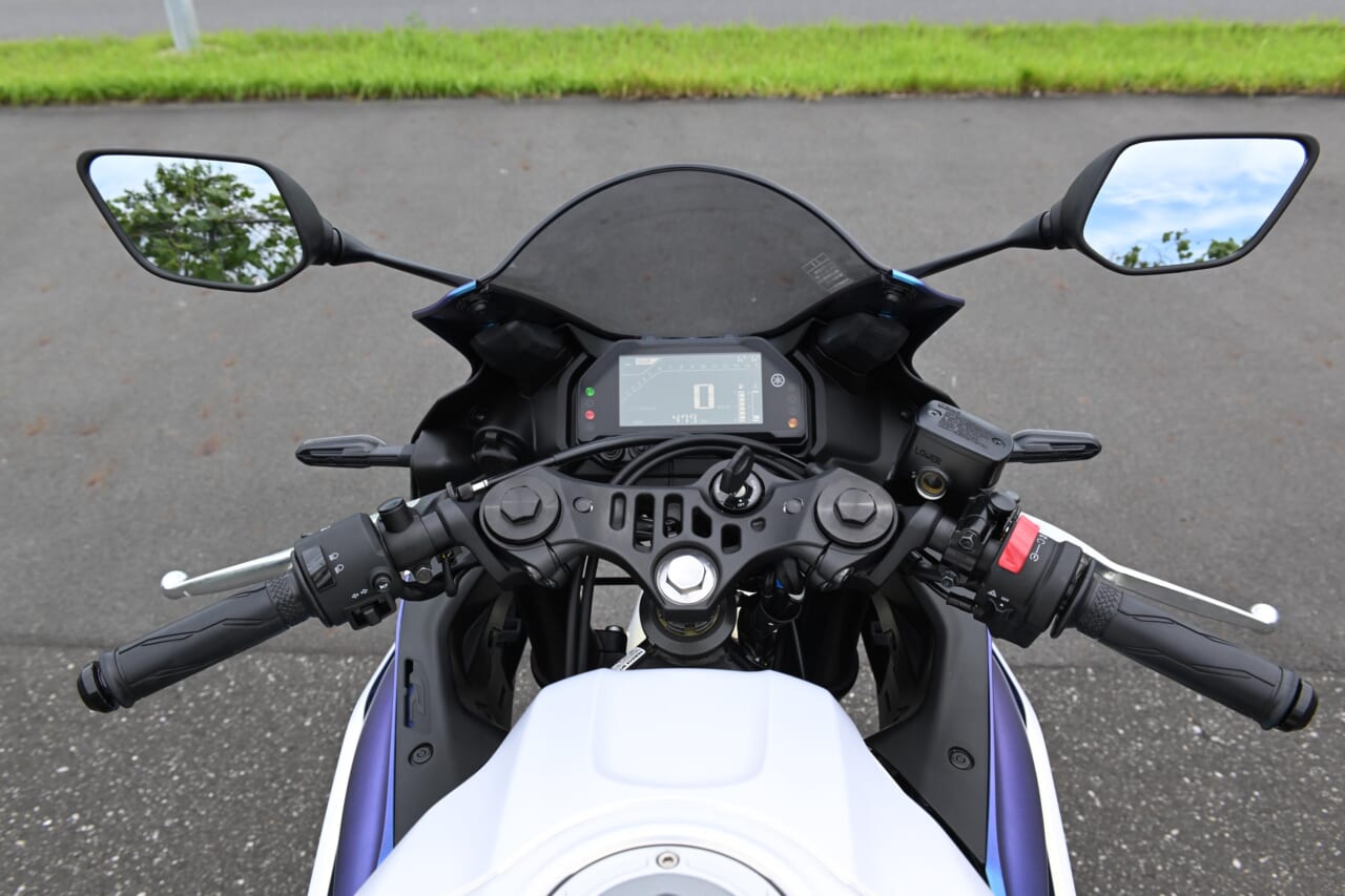 ｜同時試乗で徹底比較だッ!! 同じヤマハの軽二輪だけど…YZF-R15とYZF-R25ってどう違う?【街中メインで試乗してみた!!】