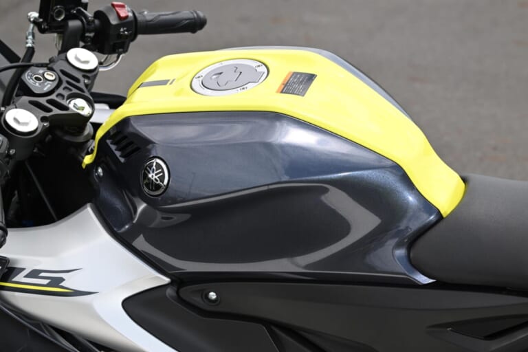 ヤマハ｜YZF-R25｜YZF-R15｜同時試乗で徹底比較だッ!! 同じヤマハの軽二輪だけど…YZF-R15とYZF-R25ってどう違う?【街中メインで試乗してみた!!】