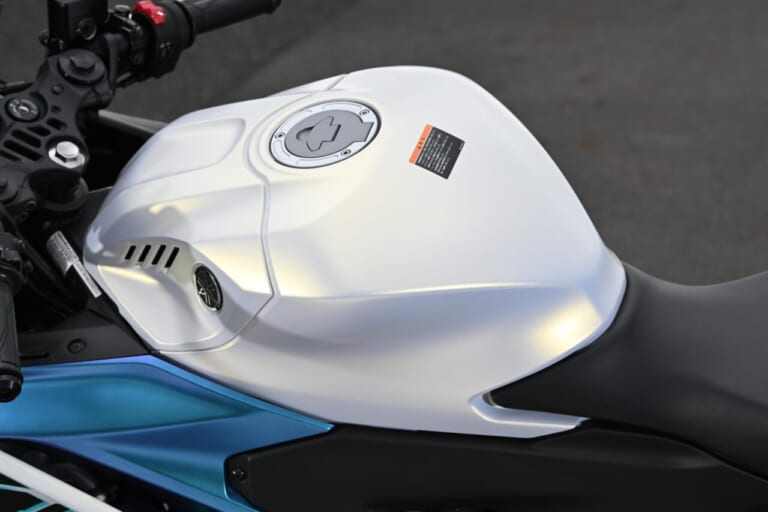 ヤマハ｜YZF-R25｜YZF-R15｜同時試乗で徹底比較だッ!! 同じヤマハの軽二輪だけど…YZF-R15とYZF-R25ってどう違う?【街中メインで試乗してみた!!】