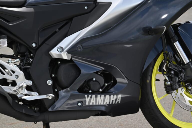 ヤマハ｜YZF-R25｜YZF-R15｜同時試乗で徹底比較だッ!! 同じヤマハの軽二輪だけど…YZF-R15とYZF-R25ってどう違う?【街中メインで試乗してみた!!】