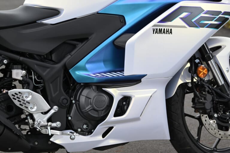 ヤマハ｜YZF-R25｜YZF-R15｜同時試乗で徹底比較だッ!! 同じヤマハの軽二輪だけど…YZF-R15とYZF-R25ってどう違う?【街中メインで試乗してみた!!】