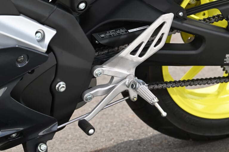 ヤマハ｜YZF-R25｜YZF-R15｜同時試乗で徹底比較だッ!! 同じヤマハの軽二輪だけど…YZF-R15とYZF-R25ってどう違う?【街中メインで試乗してみた!!】